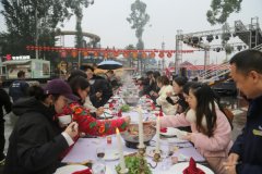 多口暖锅汤底翻腾